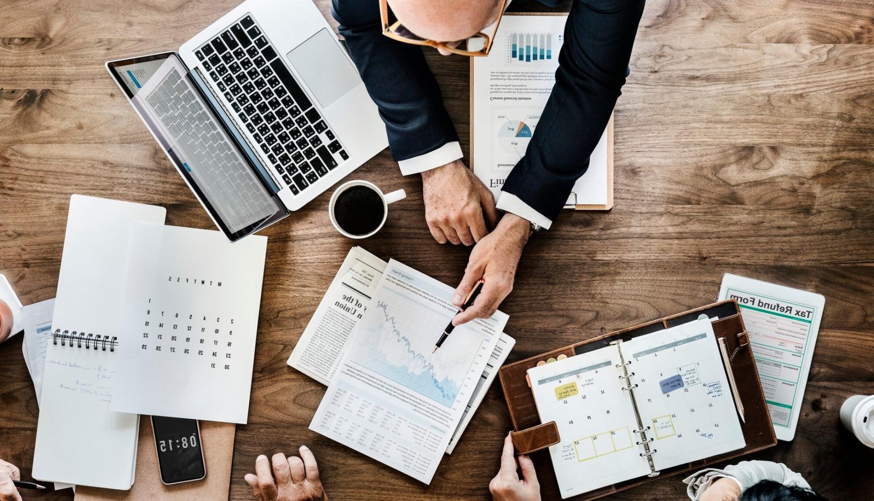 Chercheurs analysant des données d'apprentissage financier